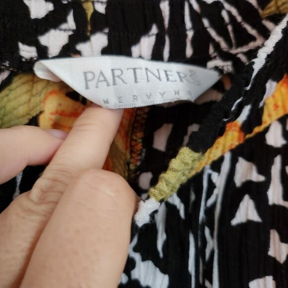 Elegant Black and Yellow Floral Maxi Skirt - Picture 3 of 3